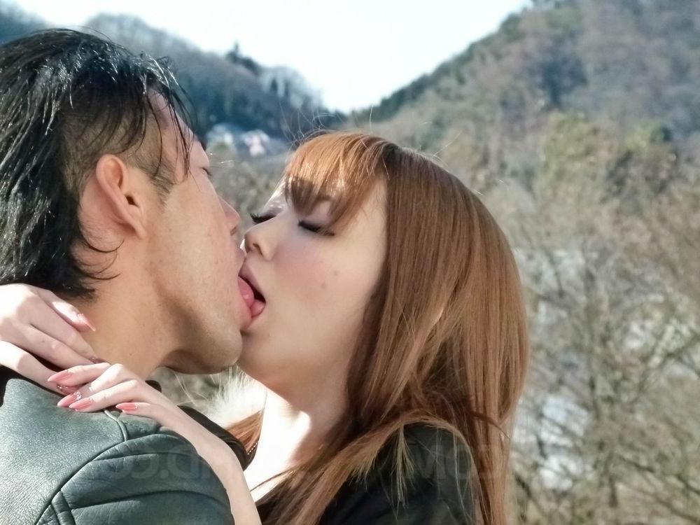 15P La rousse japonaise Buruma Aoi embrasse son petit ami avant de faire l'amour sur un lit.