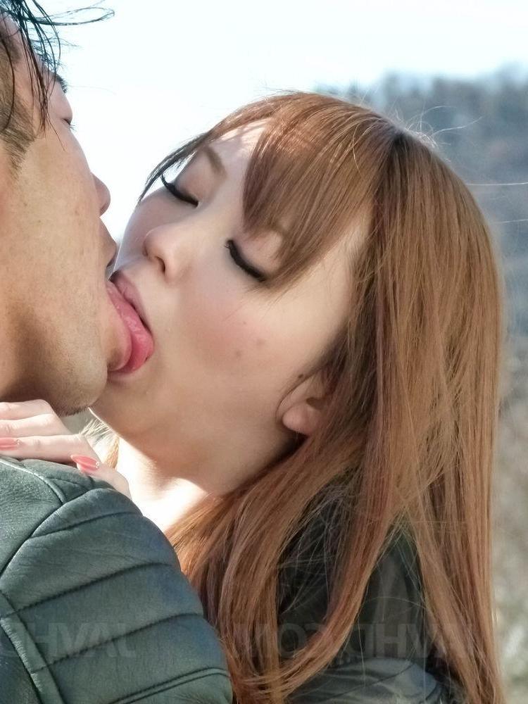 15P La rousse japonaise Buruma Aoi embrasse son petit ami avant de faire l'amour sur un lit.