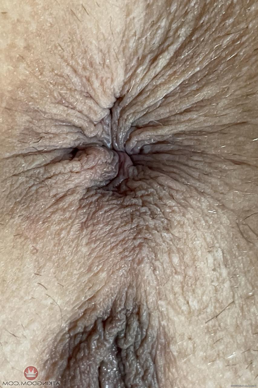 20P La pequeña y sexy Summer Vixen muestra su hermoso cuerpo y abre sus agujeros