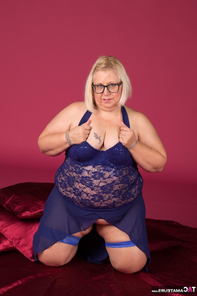 20P La gorda rubia Lexie Cummings expone su coño en lencería y medias