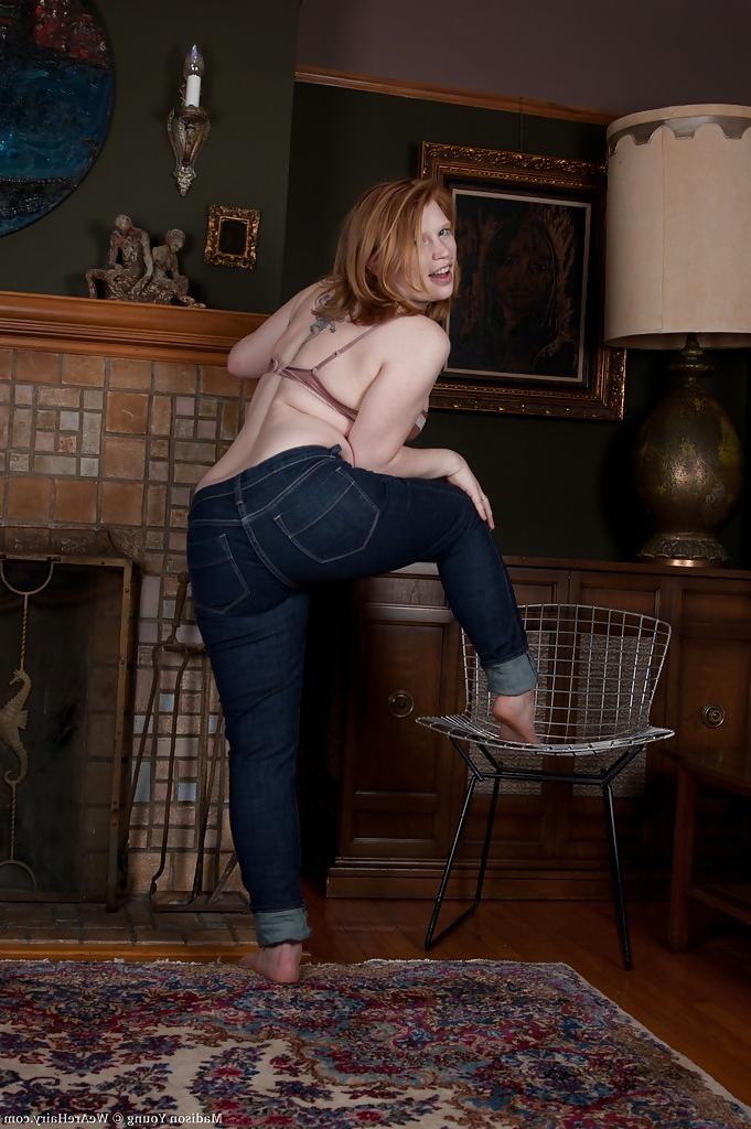 16P Madison Young, une coquine en jeans, masturbe sa chatte taillée.