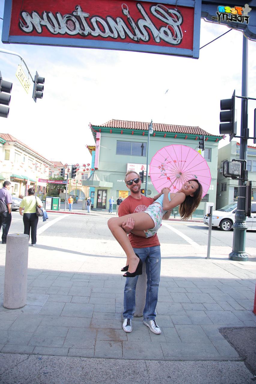 17P Alina Li, petite jeune chinoise en short, se fait sucer ses petits seins en public.