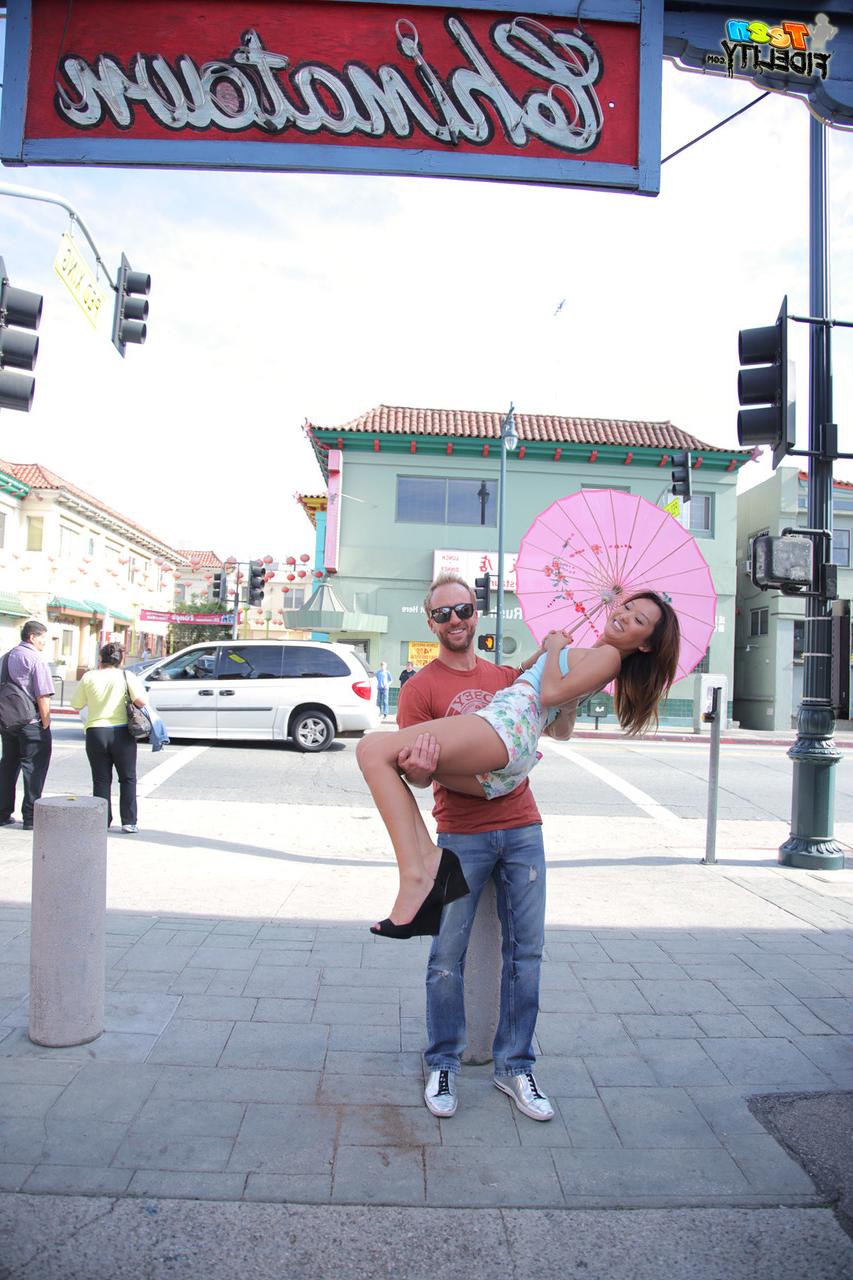 17P Alina Li, petite jeune chinoise en short, se fait sucer ses petits seins en public.