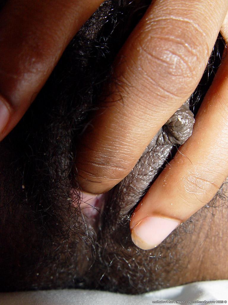 20P La beauté exotique en ébène Satya montre ses gros seins et doigte sa chatte poilue.
