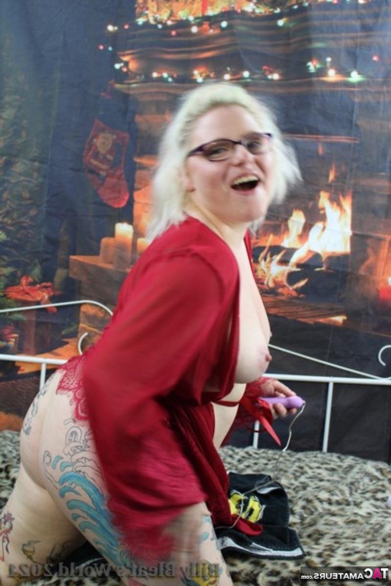 16P La rubia británica tatuada Mollie Foxxx se masturba con un juguete sexual en la cama