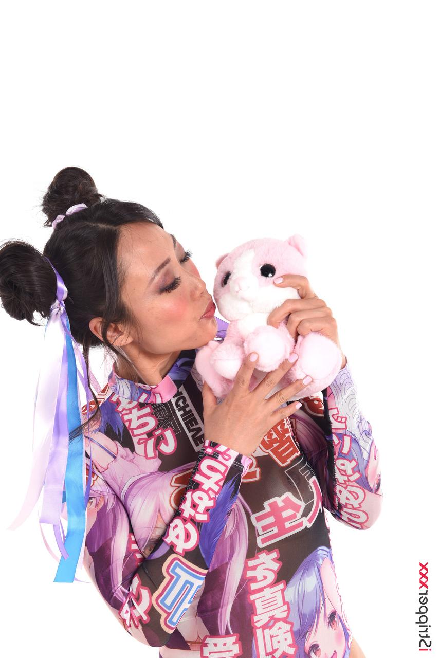 15P A garota japonesa sexy Ayako Fuji brinca com sua buceta com meias acima do joelho