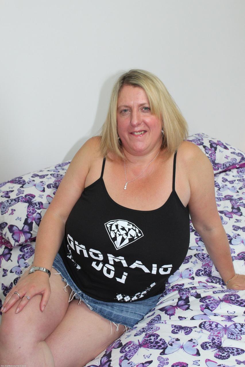 20P A vovó gorda Melons Marie mostra seus peitos grandes e fica profundamente enegrecida