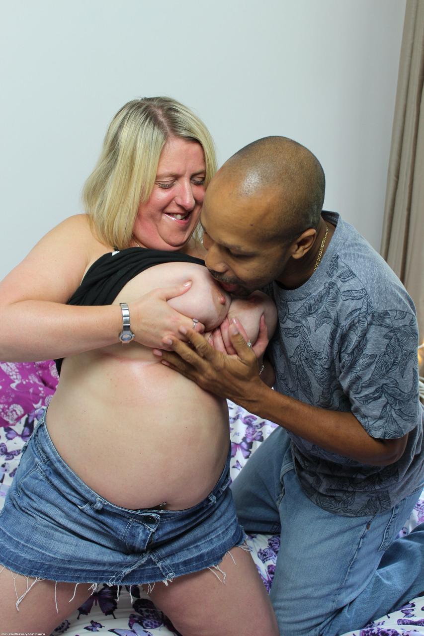 20P A vovó gorda Melons Marie mostra seus peitos grandes e fica profundamente enegrecida