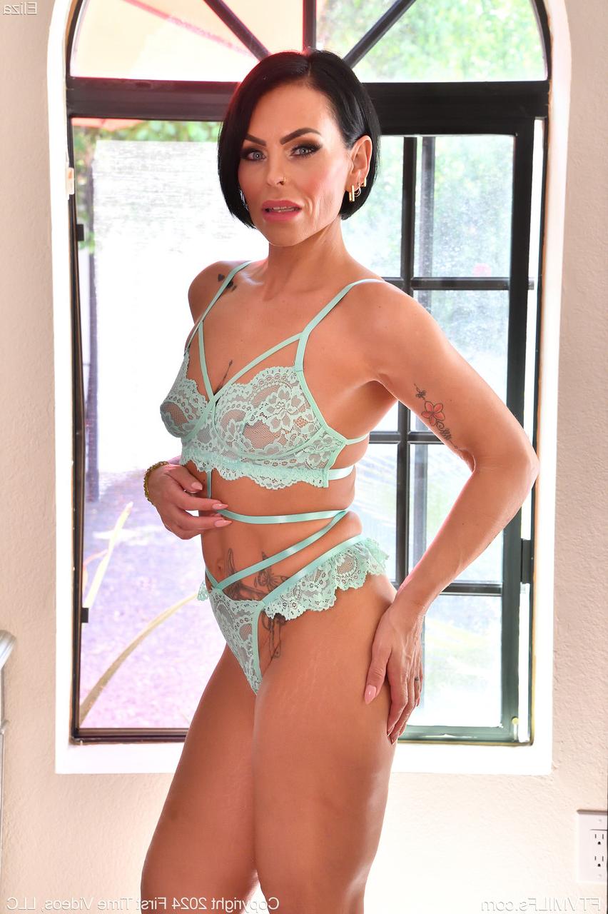 20P Hot MILF Eliza exibe sua bunda grande e brinca sua buceta aparada com um vibrador