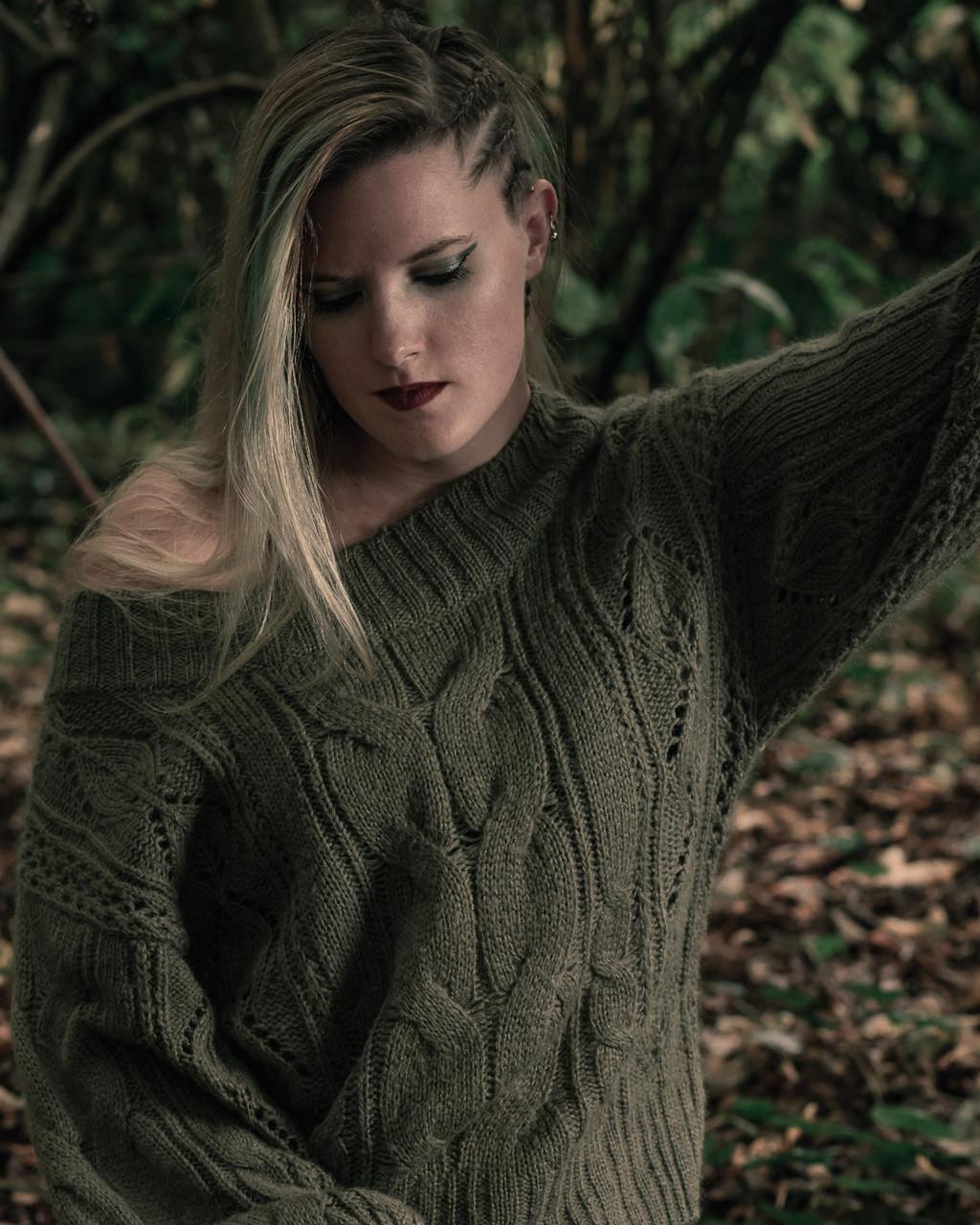 20P Blonde model posing in her green sweater and tight jeans in a solo