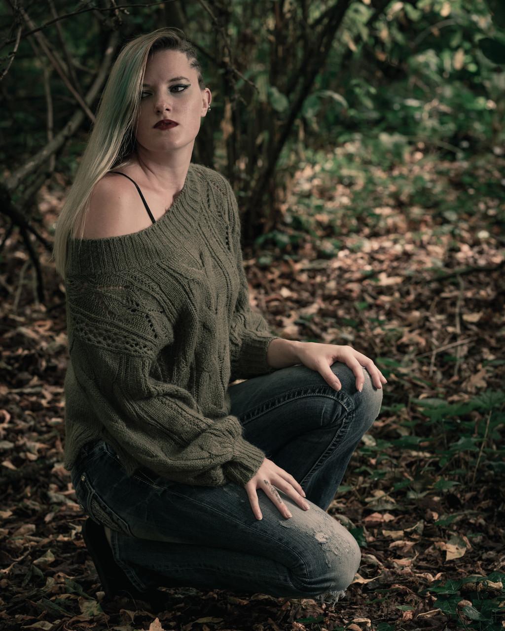 20P Blonde model posing in her green sweater and tight jeans in a solo