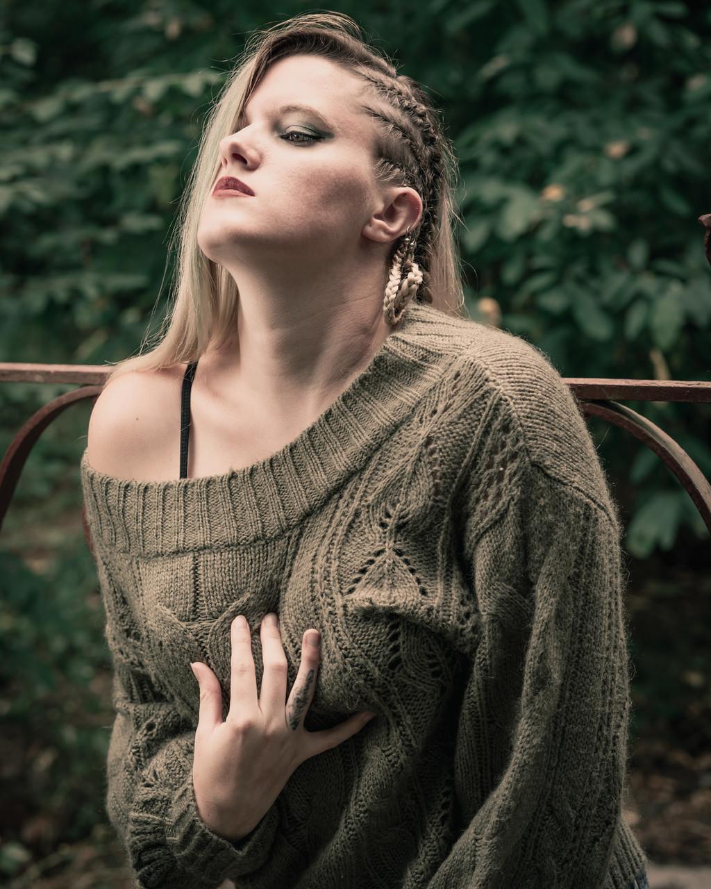 20P Blonde model posing in her green sweater and tight jeans in a solo