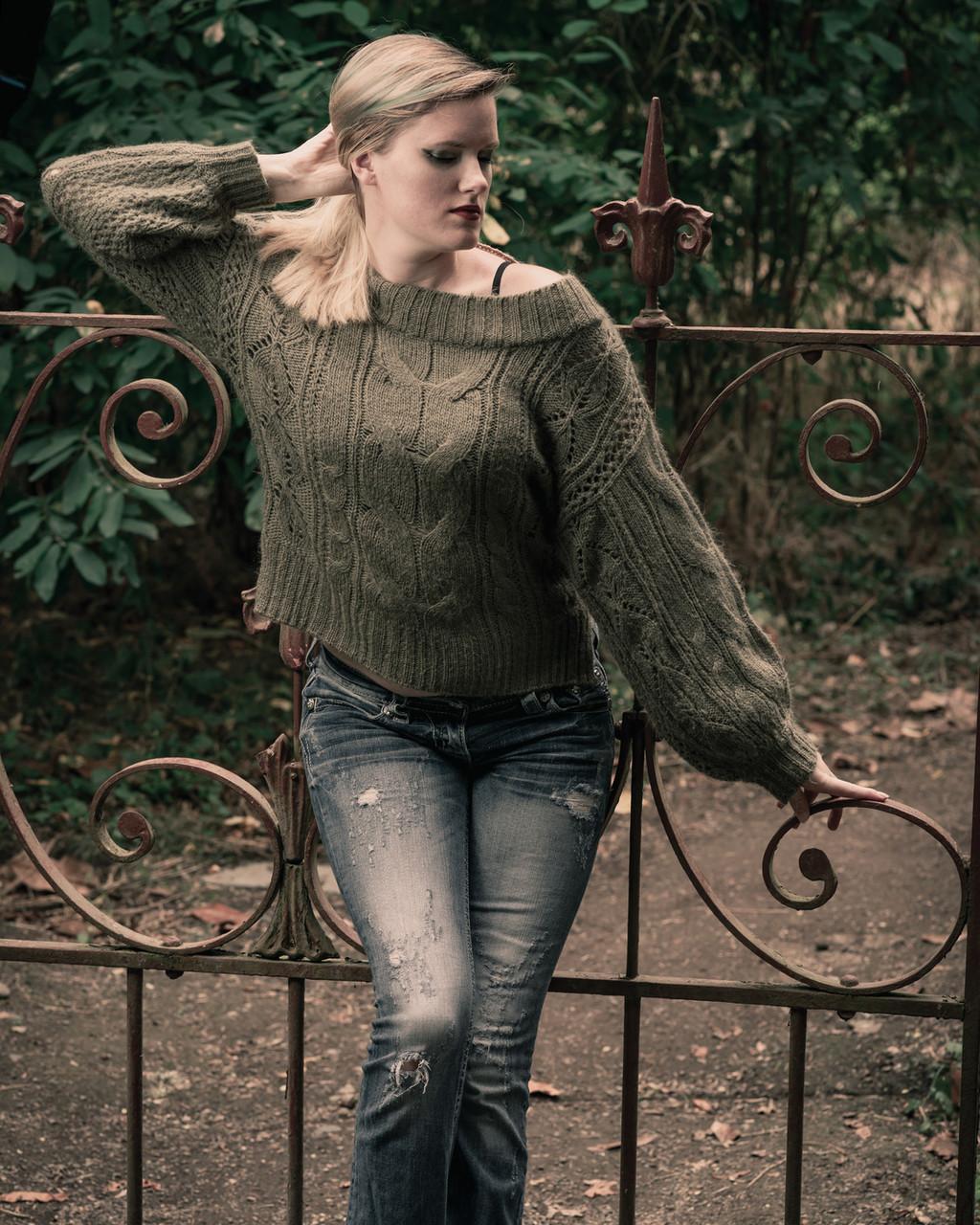 20P Blonde model posing in her green sweater and tight jeans in a solo