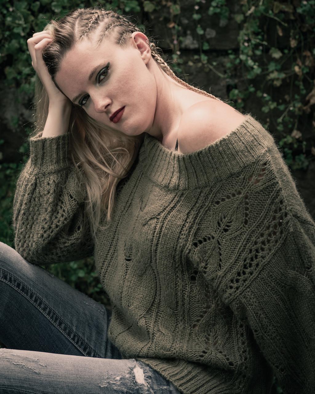 20P Blonde model posing in her green sweater and tight jeans in a solo