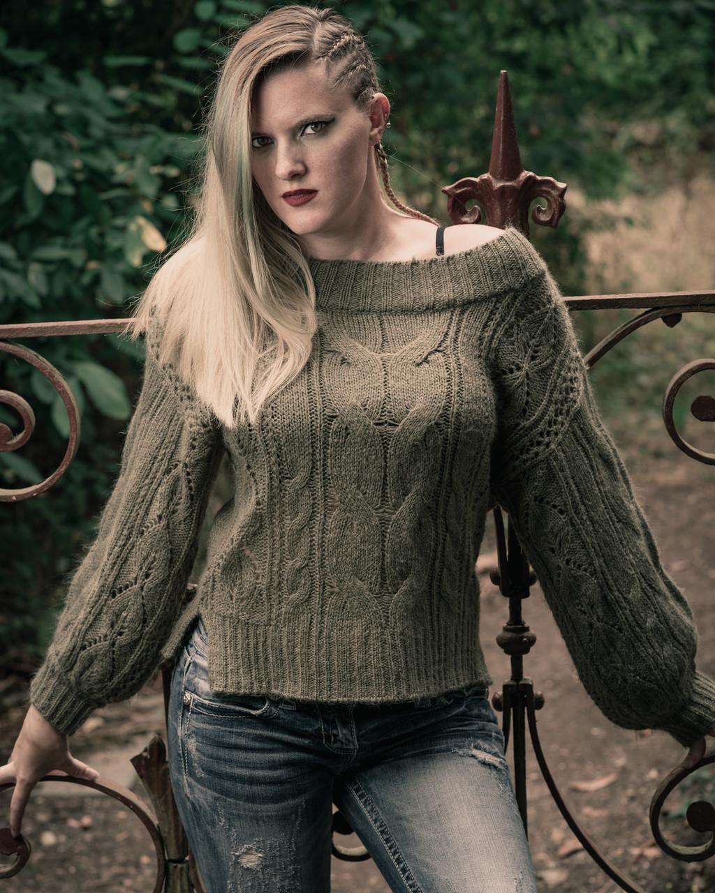20P Blonde model posing in her green sweater and tight jeans in a solo