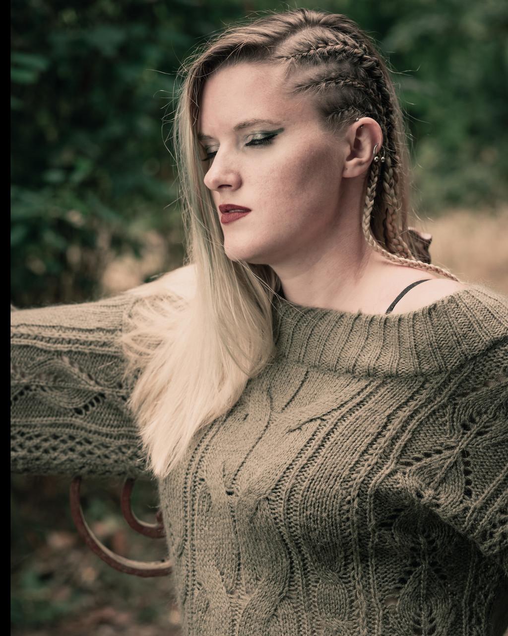 20P Blonde model posing in her green sweater and tight jeans in a solo