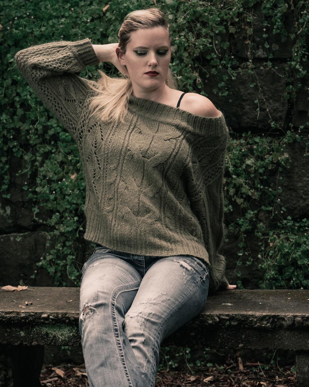 20P Blonde model posing in her green sweater and tight jeans in a solo