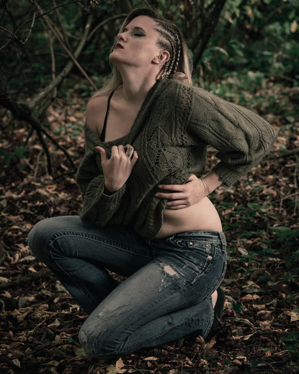 20P Blonde model posing in her green sweater and tight jeans in a solo