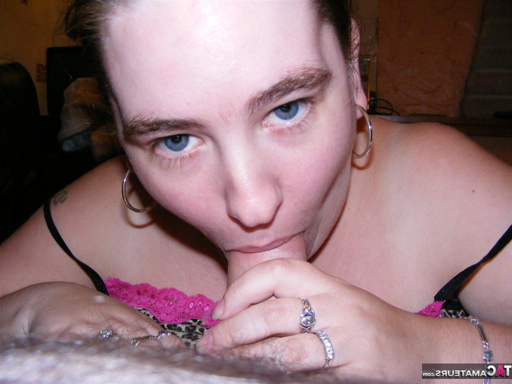 16P La amateur Sam32k da placer a una polla con su boca y sus enormes pechos
