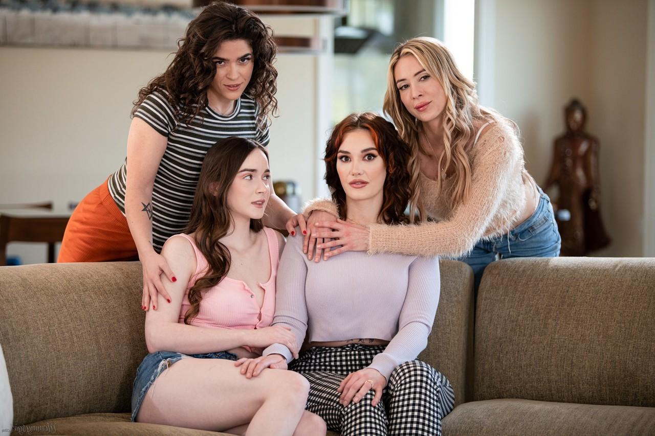 20P Aiden Ashley, Victoria Voxxx, Hazel Moore e Siri Dahl fodem em um 4some lésbico
