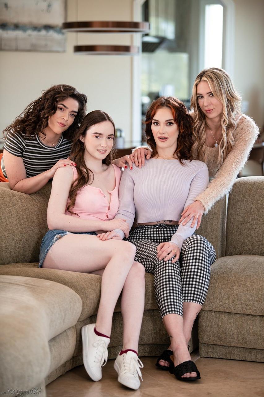 20P Aiden Ashley, Victoria Voxxx, Hazel Moore e Siri Dahl fodem em um 4some lésbico