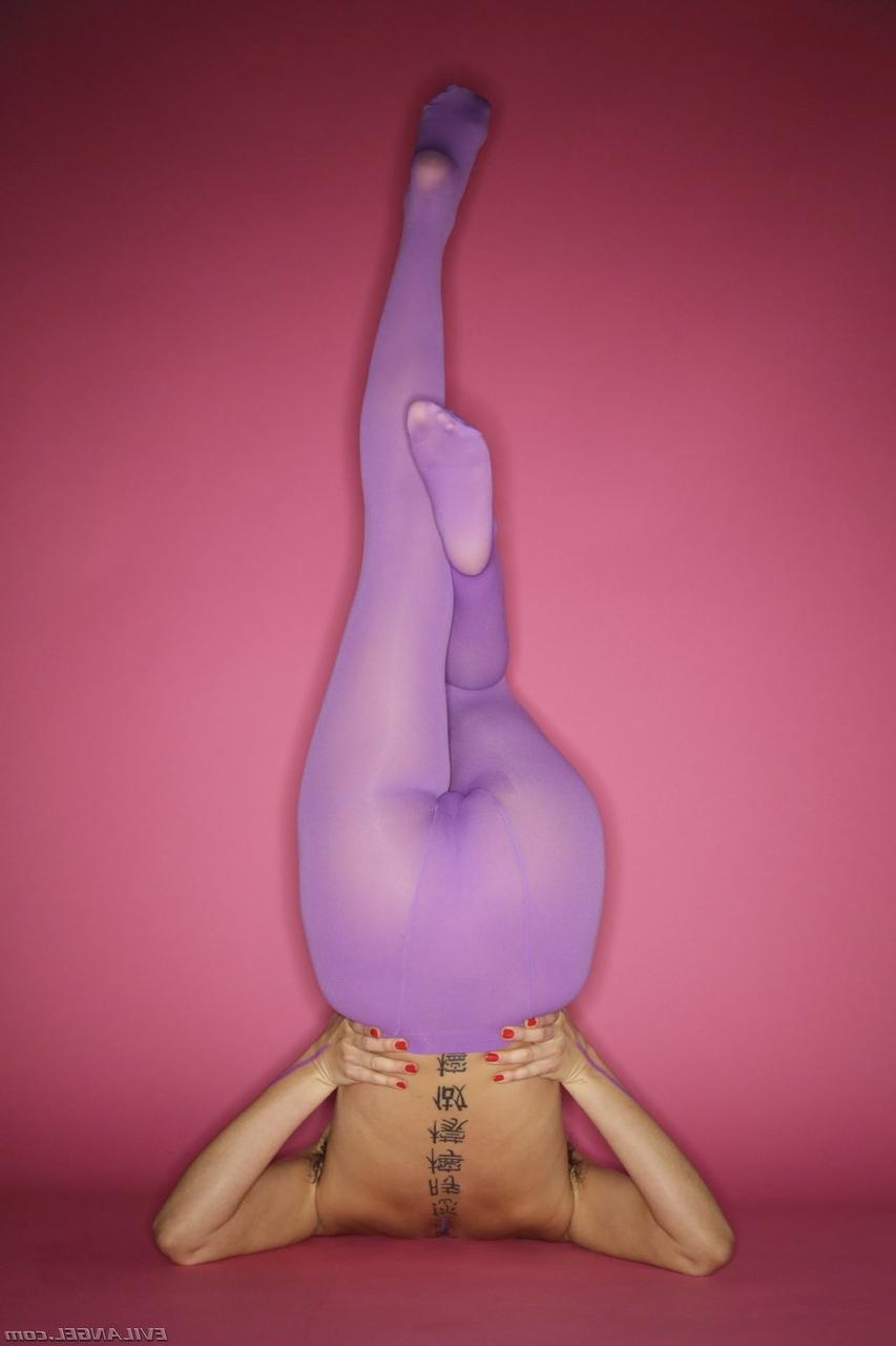 20P As pequenas morenas Riley Reid e Izzy Lush compartilham um grande galo negro e trocam porra