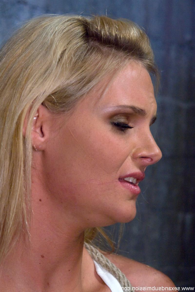 20P La hermosa MILF rubia Phoenix Marie chupa una gran polla mientras está atada con cuerdas