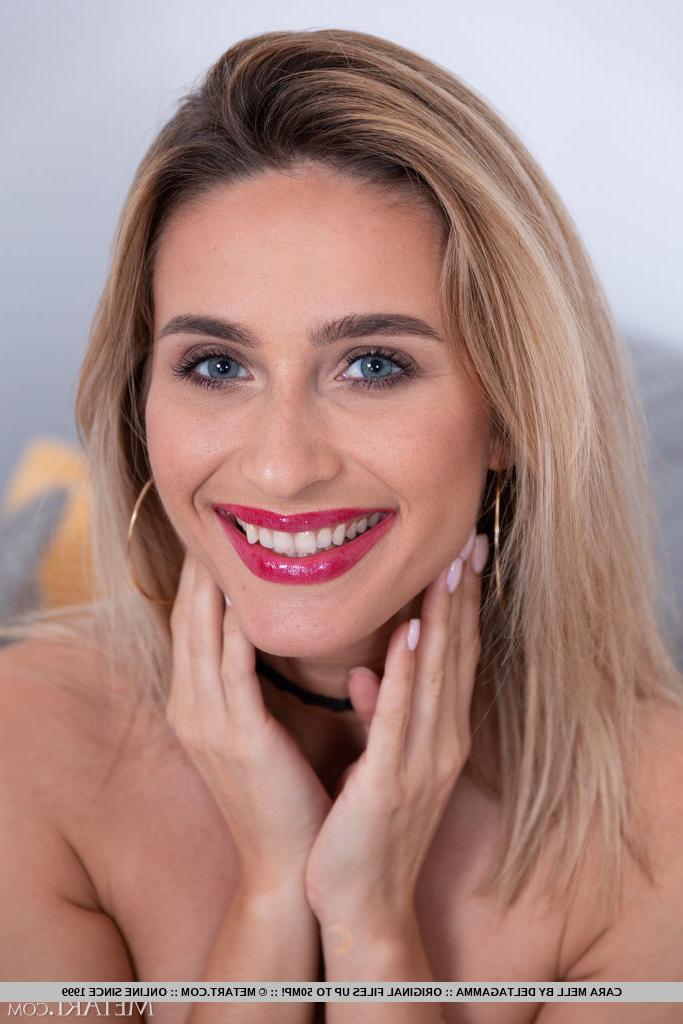 18P A adolescente loira Cara Mell descarta um vestido de coquetel vermelho enquanto fica nua