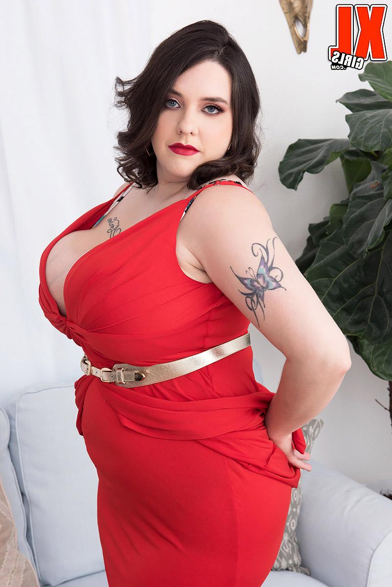 16P La tatuada BBW Nagini desata sus gigantescas tetas mientras se quita un vestido rojo