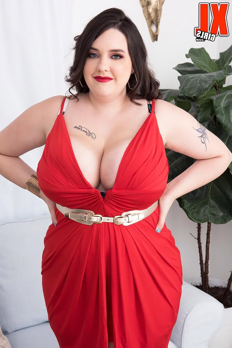 16P La tatuada BBW Nagini desata sus gigantescas tetas mientras se quita un vestido rojo