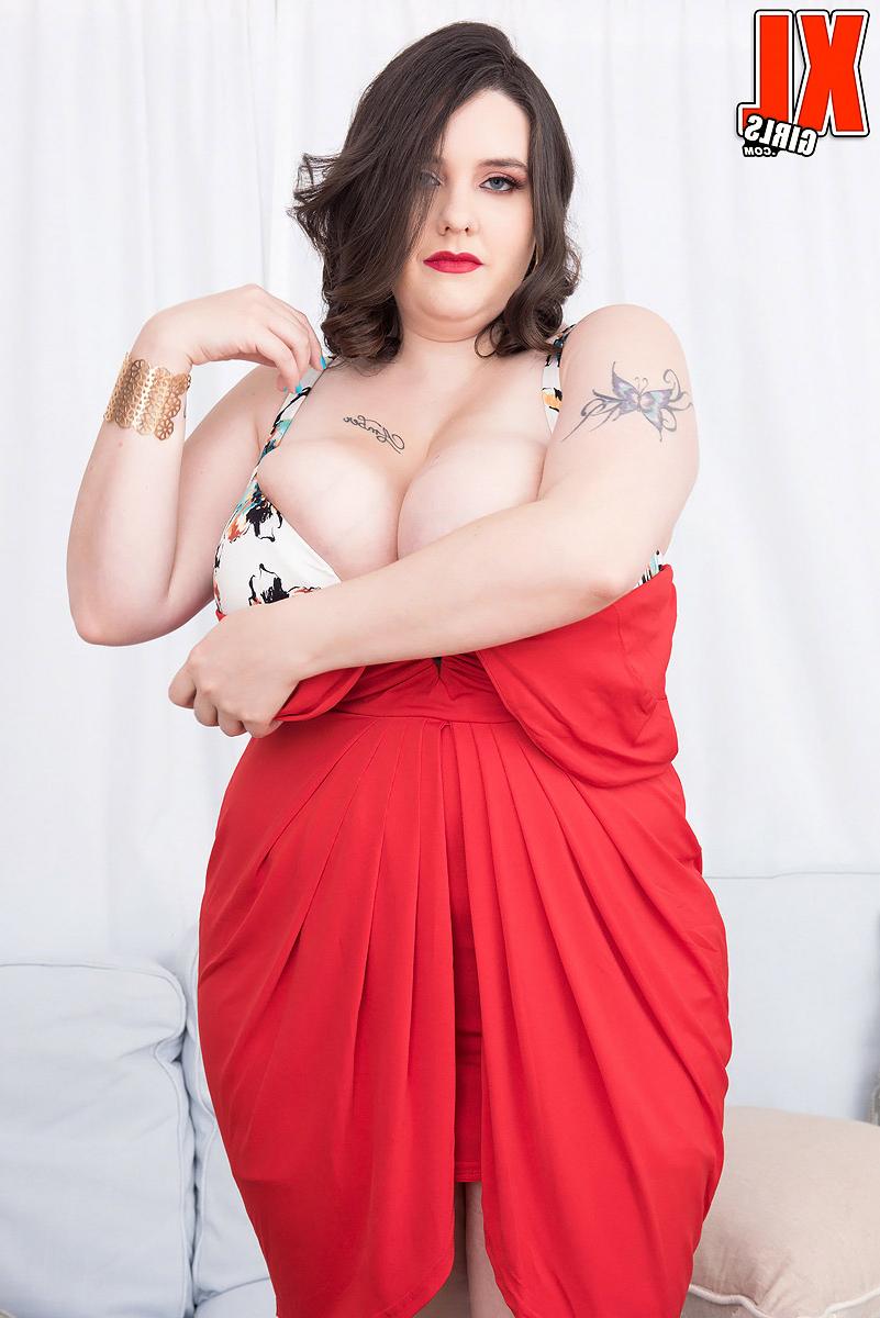 16P La tatuada BBW Nagini desata sus gigantescas tetas mientras se quita un vestido rojo