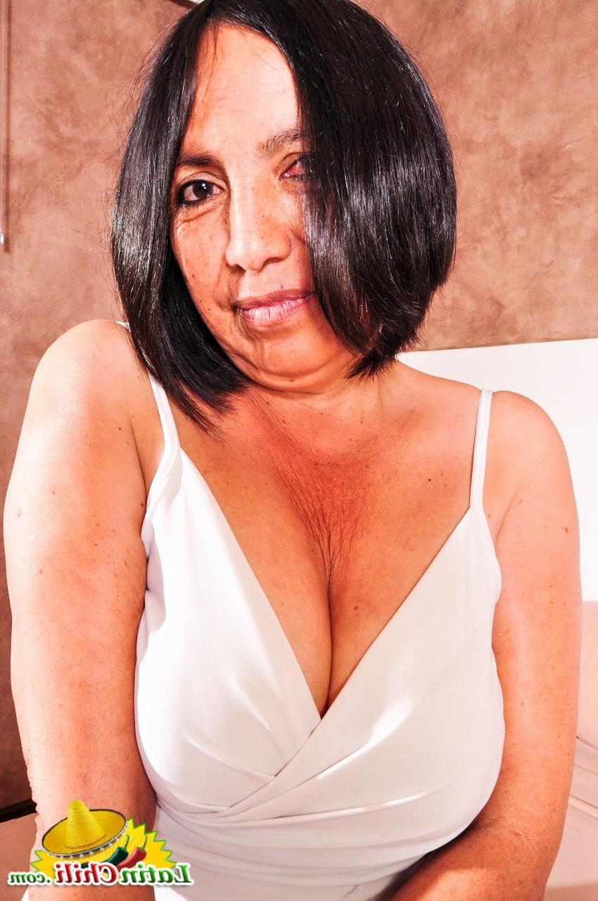 16P Mulher latina mais velha se despe antes de se masturbar com varinhas mágicas