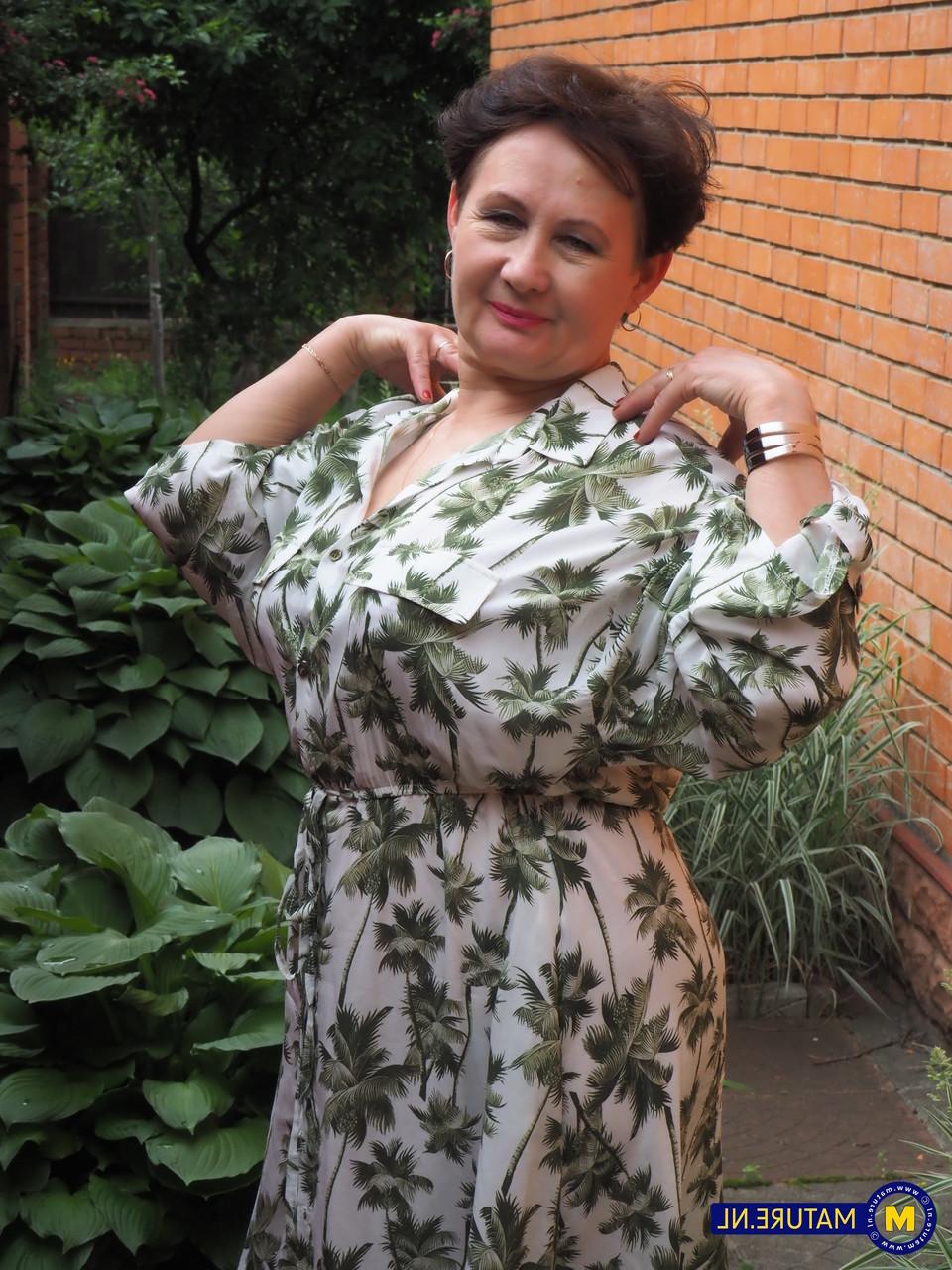 20P Kinky GILF Nata revela su gran botín y sus grandes tetas y se toca los dedos
