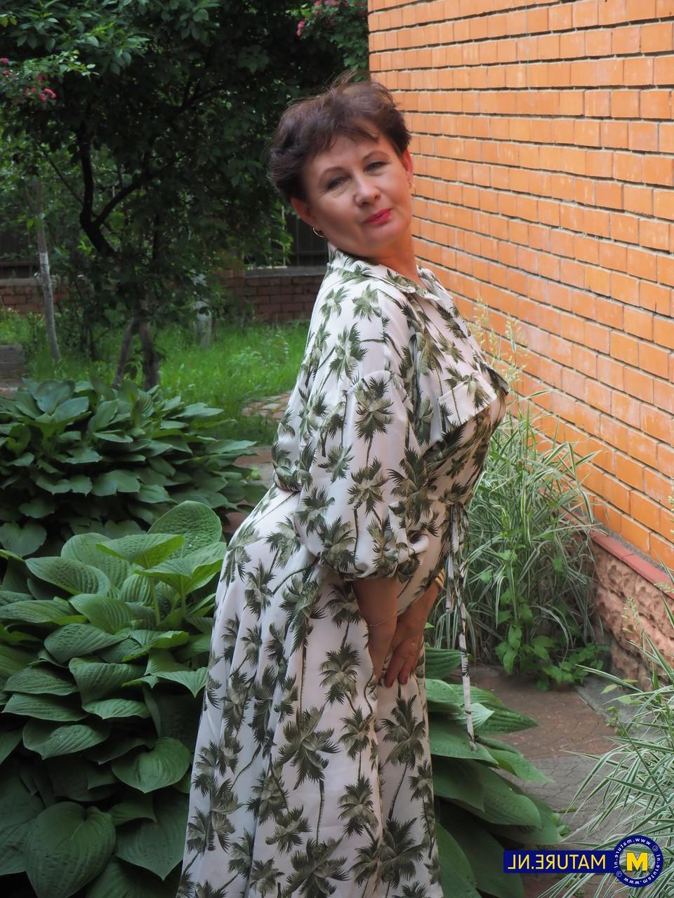 20P Kinky GILF Nata revela su gran botín y sus grandes tetas y se toca los dedos
