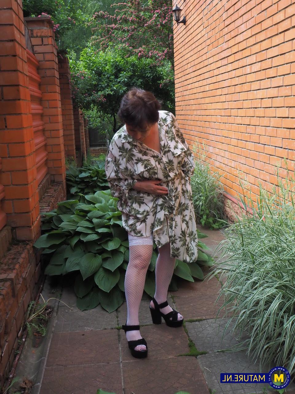 20P Kinky GILF Nata revela su gran botín y sus grandes tetas y se toca los dedos