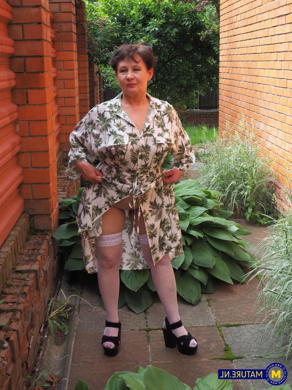 20P Kinky GILF Nata revela su gran botín y sus grandes tetas y se toca los dedos