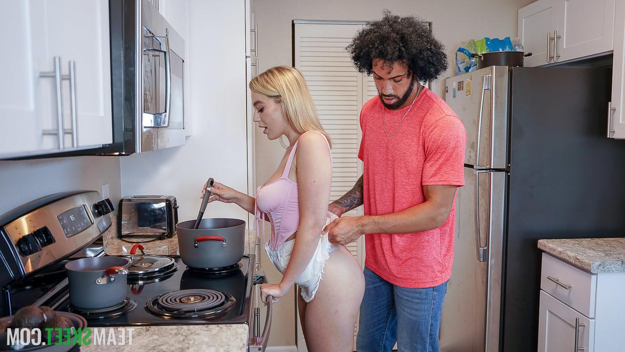 20P Blake Blossom, une ado coquine aux gros seins, séduit son demi-frère et le baise