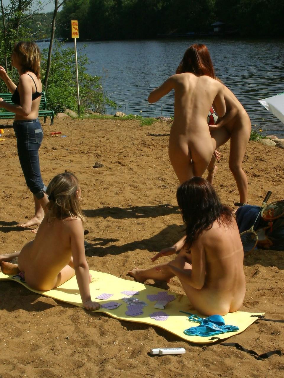 20P Freche, dünne Babes zeigen draußen nackt ihre kleinen Titten