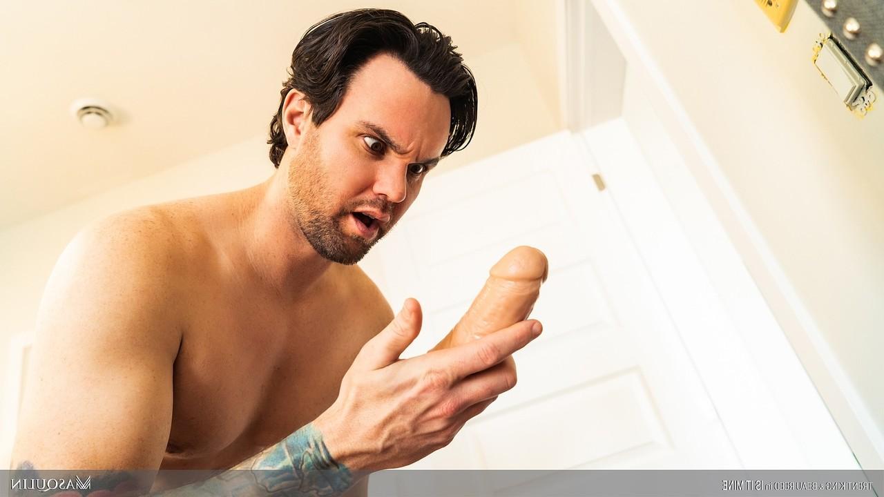 20P Colegas de quarto gays excitados Beau Reed e Trent Kingtoys seus idiotas com um vibrador