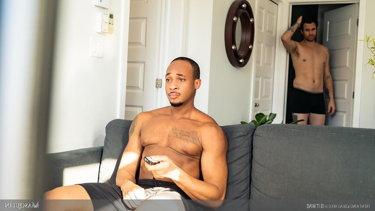 20P Colegas de quarto gays excitados Beau Reed e Trent Kingtoys seus idiotas com um vibrador