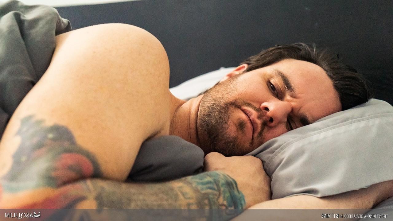 20P Colegas de quarto gays excitados Beau Reed e Trent Kingtoys seus idiotas com um vibrador