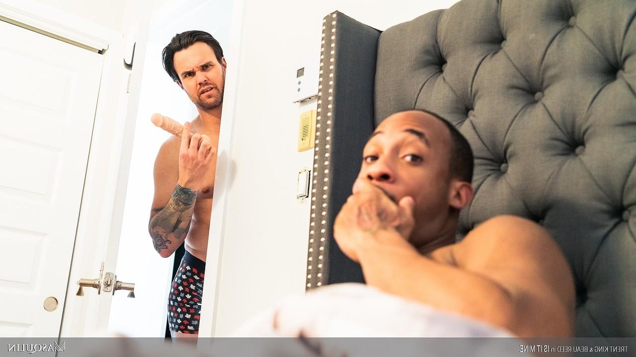 20P Colegas de quarto gays excitados Beau Reed e Trent Kingtoys seus idiotas com um vibrador