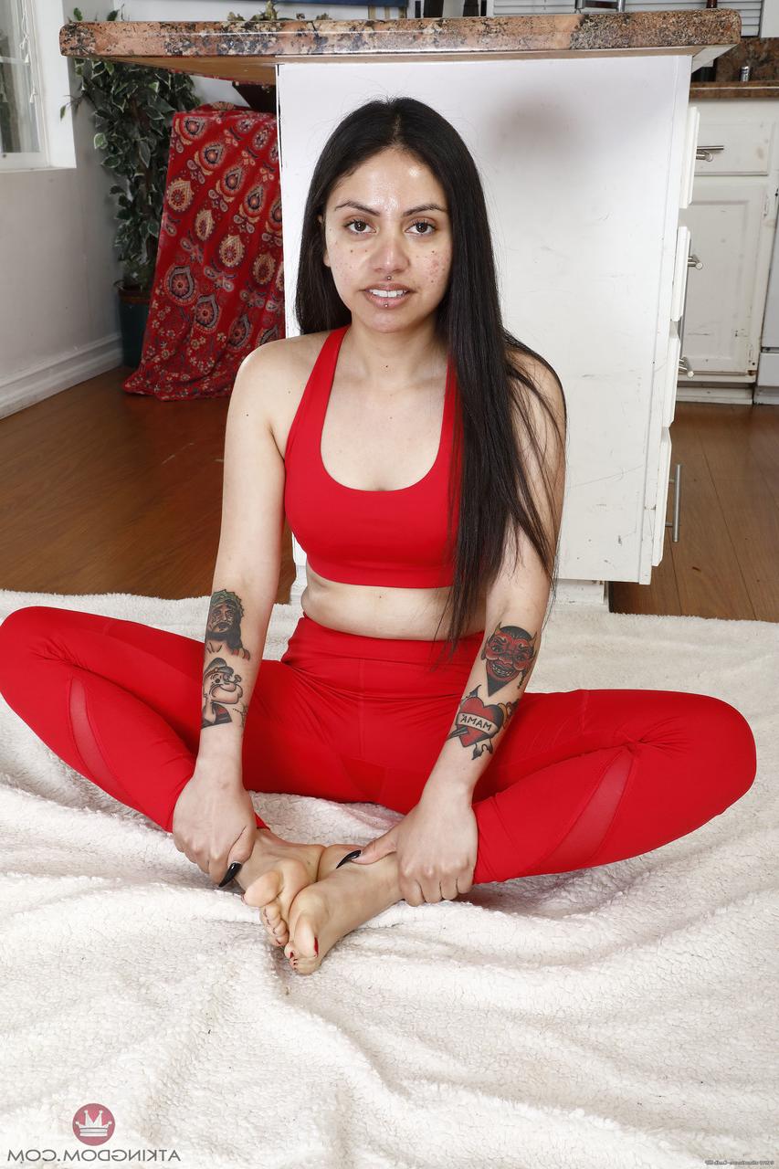 20P Das sexy Babe Rose Darling zieht sich nackt aus und spreizt ihre beschnittene Muschi aus nächster Nähe