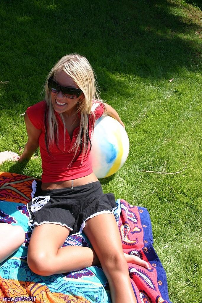 20P Adolescentes lésbicas Amy e Brie ficam de topless e brincam com uma bola à beira da piscina