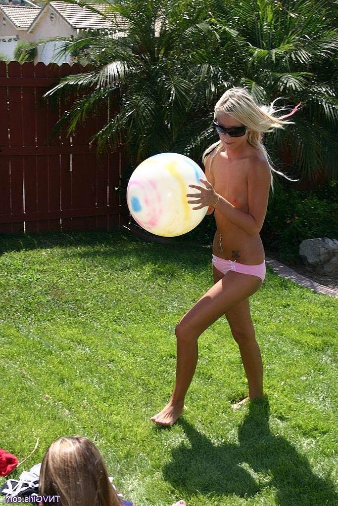 20P Adolescentes lésbicas Amy e Brie ficam de topless e brincam com uma bola à beira da piscina