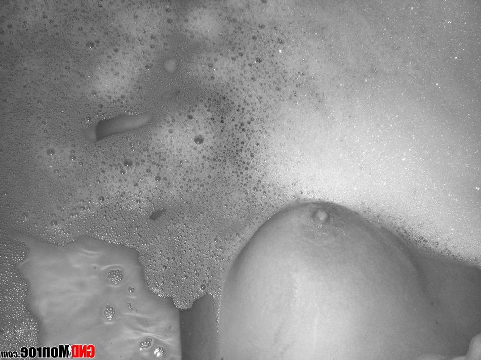 12P Loira gostosa destaca sua bela bunda enquanto toma um banho de espuma nua