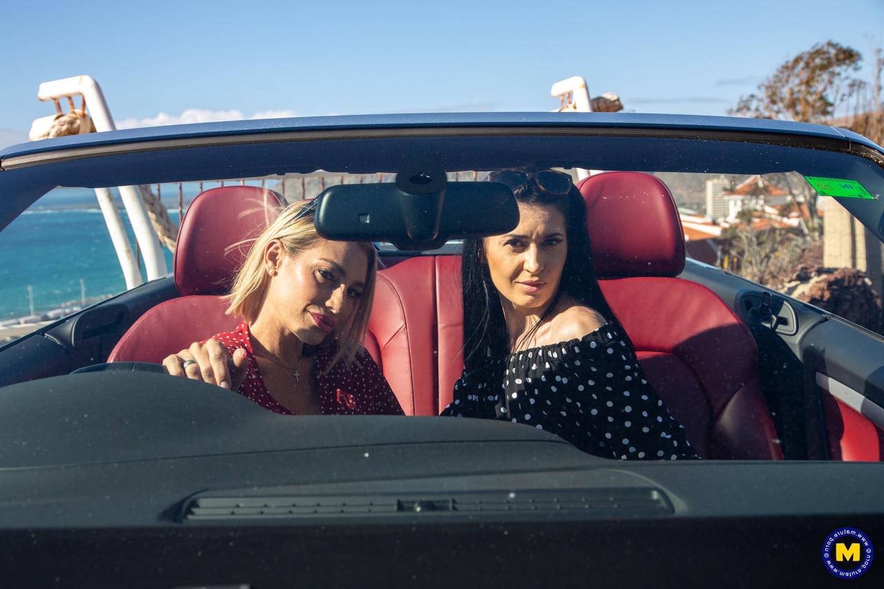 20P La lesbienne mature Sandy Big Boobs et sa copine affichent leurs jambes chaudes lors d'une séance PDA