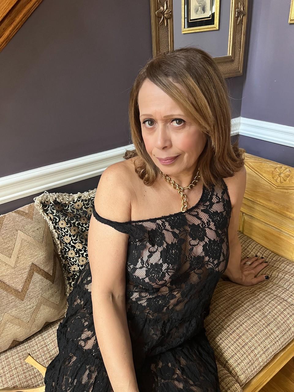 18P Linda amadora MILF Lourdes Rodriguez expõe seus seios flácidos e bunda redonda