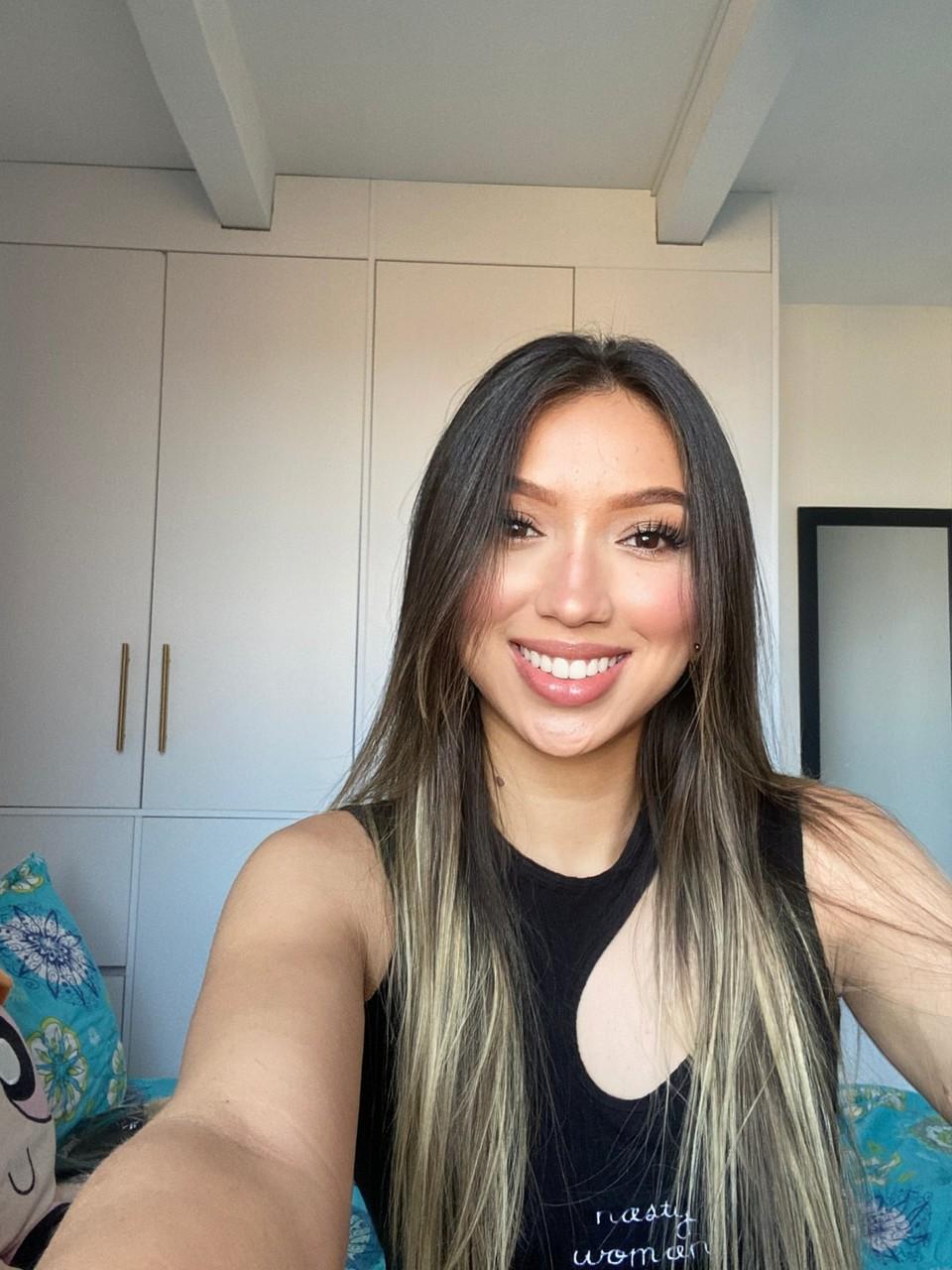 20P Linda adolescente latina Lucia Vargas brinca com suas curvas em lingerie