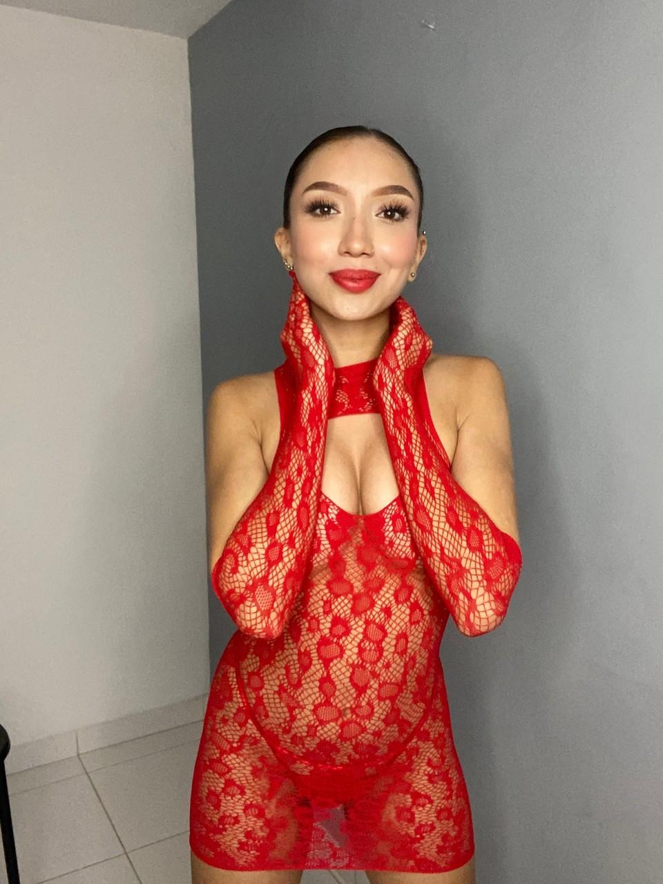 20P Linda adolescente latina Lucia Vargas brinca com suas curvas em lingerie